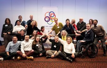 Menschen halten sich an den Händen.