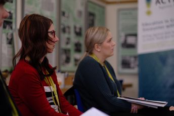 Teilnehmende hören konzentriert zu.