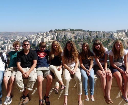 Eine Gruppe jugendlicher sitzt auf einer Mauer in Israel