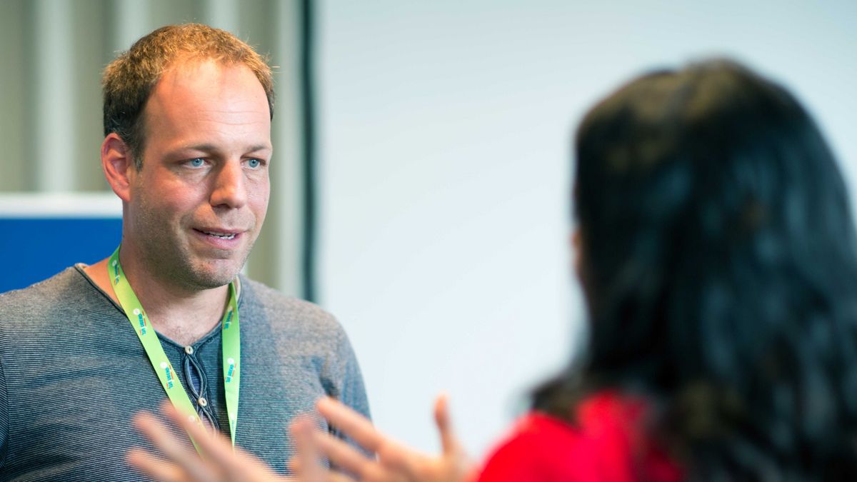 Ein Mann und eine Frau miteinander im Gespräch