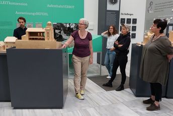Seminarteilnehmende werden durch die Ausstellung zur Geschichte der Alten Syngoge in Wuppertal geführt.