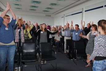 In der Gruppe werden Methoden der Sprachanimation ausprobiert. (Foto © ConAct) In der Gruppe der Teilnehmenden werden Methoden der Sprachanimation ausprobiert.