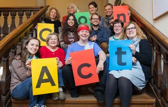 Das Team von ConAct mit den Freiwilligen Paul Baier und Or Goren 