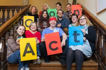 (Foto © ConAct) Das Team von ConAct mit den Freiwilligen Paul Baier und Or Goren