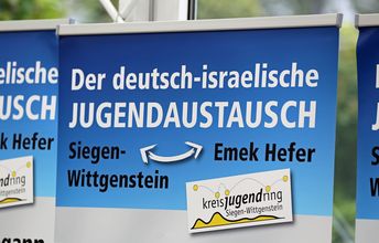 Banner zum deutsch- israelischen Jugendaustausch zwischen Siegen- Wittgenstein und Emek Hefer