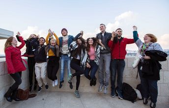 Gruppe von Menschen springt freudig in die Luft