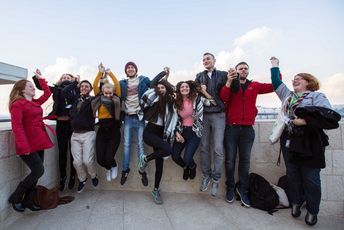 Gruppe von Menschen springt freudig in die Luft