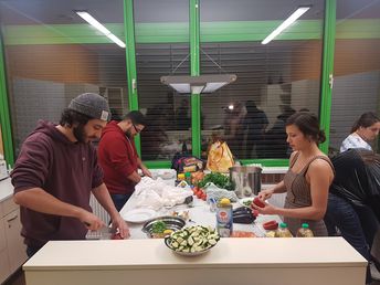 Gemeinsamer Kochabend im Dietrich-Keuning-Haus. (Foto © ConAct)