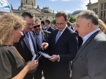 Christine Mähler von ConAct im Gespräch mit Michael Müller, Regierender Bürgermeister von Berlin, und Jeremy Issacharoff, israelischer Botschafter in Deutschland, über die Arbeit von ConAct. (Foto © ConAct)