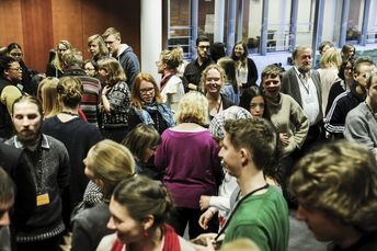 Erstes Kennenlernern der 80 internationalen Teilnehmenden im deutschen Bundestag.