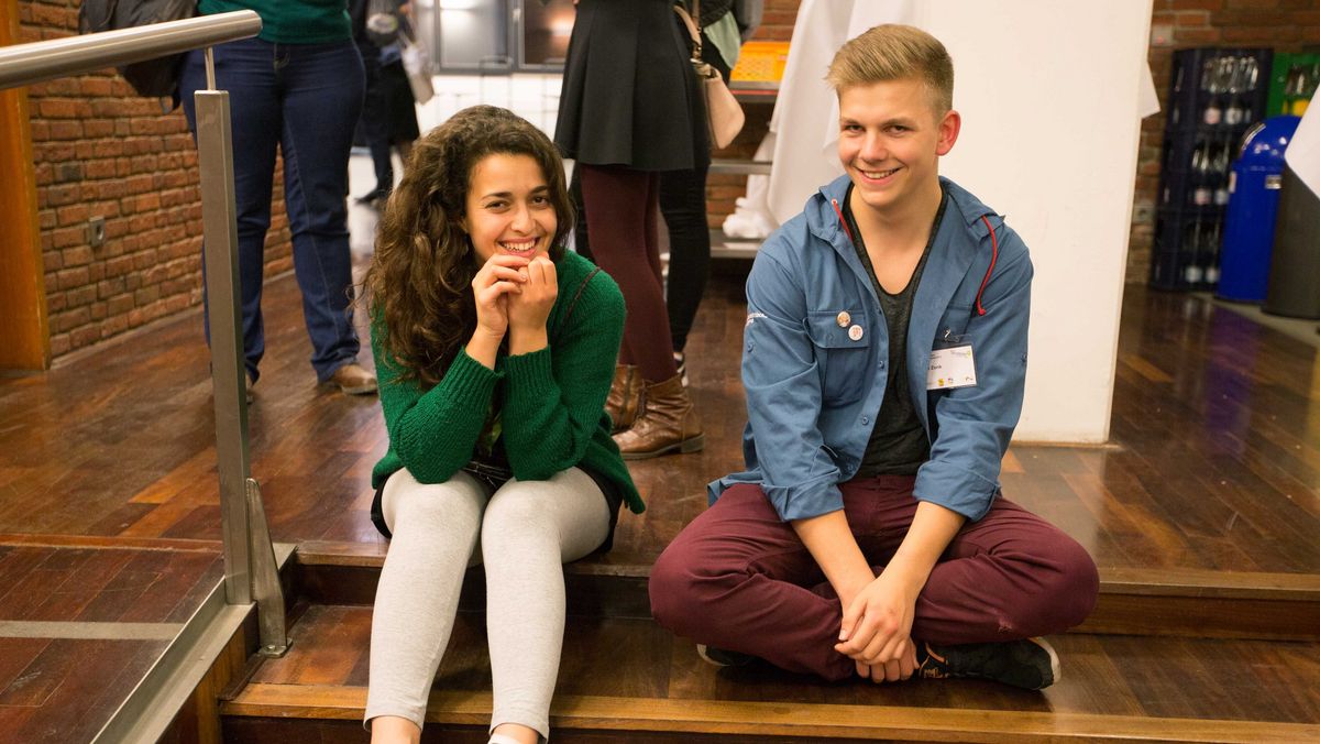 Zwei junge Menschen sitzen auf einer Treppe