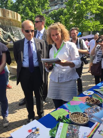Christine Mähler, Leiterin von ConAct, und Yakov Hadas-Handelsman, israelischer Botschafter in Deutschland mit der ConAct Broschüre zum Jubiläumsjahr 2015