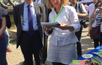 Christine Mähler, Leiterin von ConAct, und Yakov Hadas-Handelsman, israelischer Botschafter in Deutschland mit der ConAct Broschüre zum Jubiläumsjahr 2015