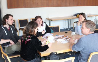 Fünf Menschen im Gespräch über Jugendaustausch mit Israel