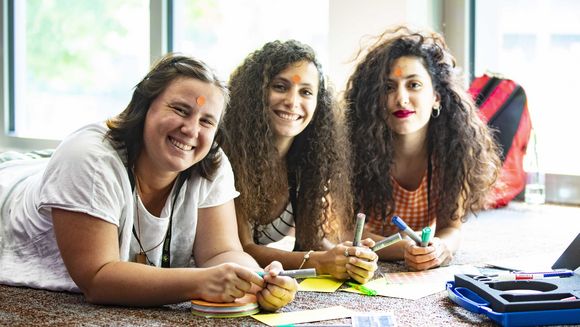 Drei Teilnehmerinnen des Youth Exchange Labs bei dir Gruppenarbeit