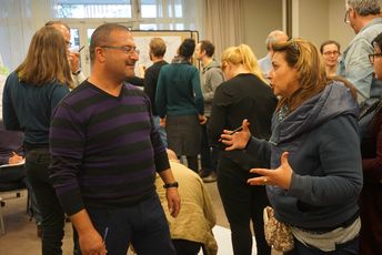 Zwei Teilnehmende diskutieren miteinander.