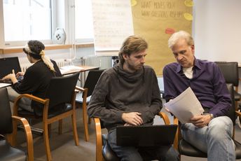 (Foto © ConAct/Ruthe Zuntz) Norbert Kron mit einem der Gewinner des Geschichtenwettbewerbs im Gespräch
