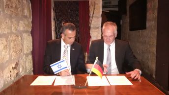 Naftali Dery (Israel Youth Exchange Authority) und Thomas Thomer (Bundesministerium für Familie, Senioren, Frauen und Jugend)