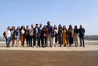 Gruppenbild der Living Diversity Gruppe mit blauem Himmel im Hintergrund