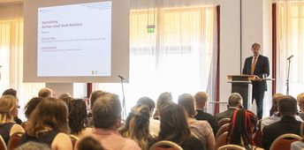 Uwe Finke-Timpe vom BMFSFJ bei der Eröffnung der Konferenz. (Foto © ConAct/Ruthe Zuntz)
