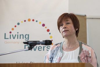 Eröffnungsrede der Staatssekretärin des Bundesjugendministeriums Caren Marks. (Foto © Ruthe Zuntz) Die Staatssekretärin des Bundesjugendministeriums Caren Marks.