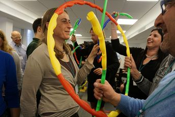 Junge Menschen mit Hoola-Hoop-Reifen in der Hand