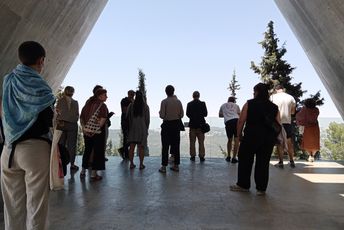 Eine Gruppe von Menschen steht auf der Aussichtsplattform am Ende der Ausstellung in der Holocaust Gedenkstätt Yad Vashem