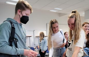 Jugendliche auf dem Infotag der israelischen Botschaft