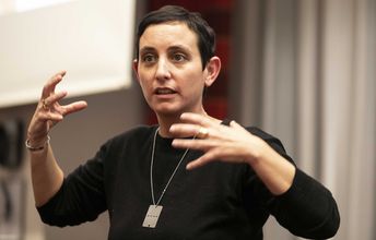 Eine Frau artikuliert mit ihren Händen.