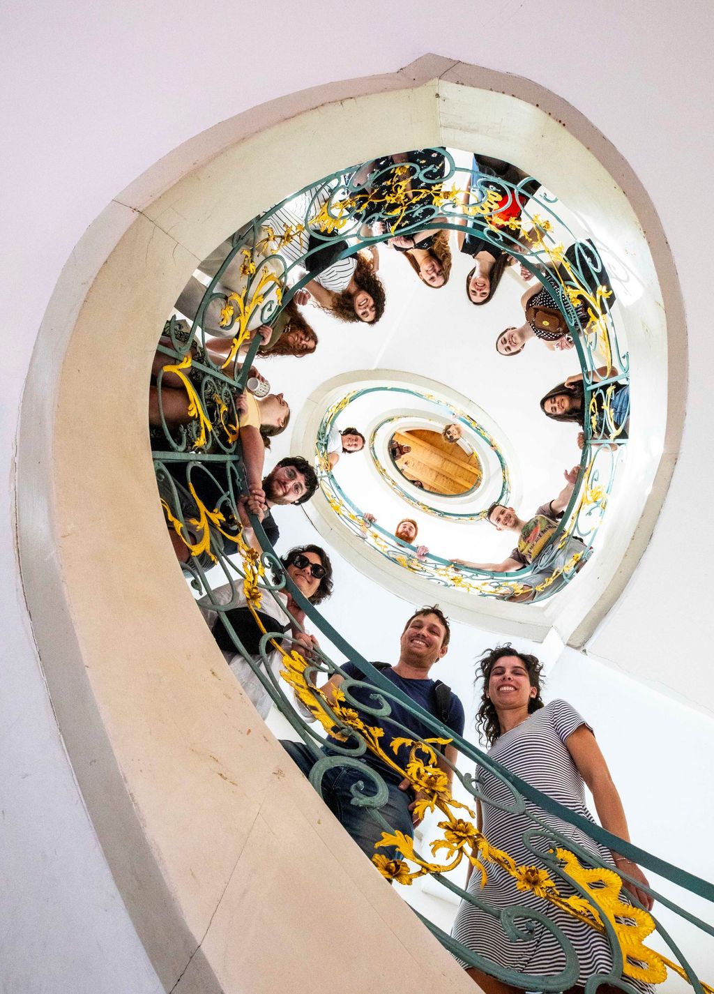 Viele Jugendliche stehen auf einer Treppe und schauen von oben in die Kamera