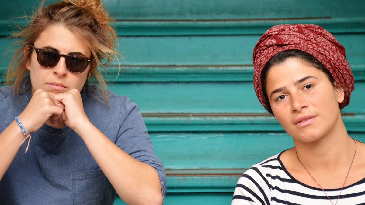 Zwei Frauen vor einer türkisen Wand