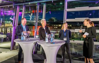 Politiker im Gespräch beim parlamentarischen Abend