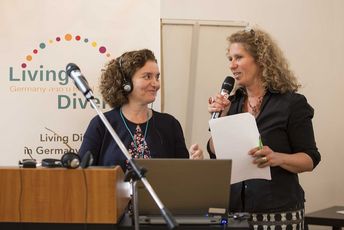 Ariella Gill von der Israel Youth Exchange Authority und Christine Mähler von ConAct - Koordinierungszentrum Deutsch-Israelischer Jugendaustausch. (Foto © Ruthe Zuntz)