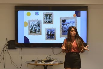 Eine Frau hält eine Powerpoint-Präsentation.