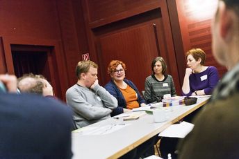 Die ConAct-Mitarbeiter/-innen Jonas Hahn und Rebecca Görmann beraten interessierte am „Ländertisch Israel“.