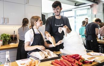 Zwei Junge Menschen kochen gemeinsam.