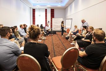 Die Open-Space-Methode – Arbeitsgruppen beim Diskutieren. (Foto © ConAct/Ruthe Zuntz)