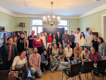 Gruppenbild mit deutsch-israelischen PädagogInnen in der Bibliothek des Erich-Zeigner-Hauses in Leipzig.
