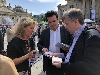 Auch der Vorsitzende der Jüdischen Gemeinde zu Berlin, Dr. Gideon Joffe, stattete dem ConAct-Stand einen Besuch ab. (Foto © ConAct)