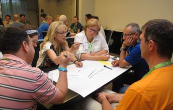 Teilnehmer und Teilnehmerinnen während einer Diskussionsrunde