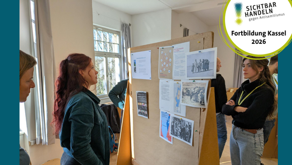 Grafik mit zwei Fotos, auf denen Kleingruppen im Gespr&auml;ch w&auml;hrend eines Seminars des Projekts "Sichtbar Handeln! Gegen Antisemitismus." gezeigt werden.