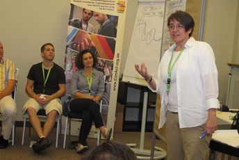 Tanja Berg stellt Teilnehmenden die Methode "Fluss des Lebens vor"