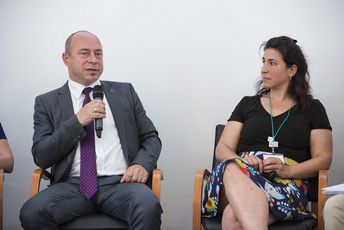 Parlamentarier Dr. Thomas Feist zur Rolle von geographischen Faktoren im Jugendaustausch. (Foto © Ruthe Zuntz)