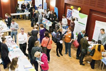 Viele Menschen informieren sich bei Ständen auf dem „Markt der Möglichkeiten"