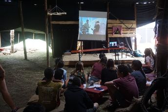 Die Jugendlichen sahen Filme aus dem ConAct-Projekt "Spotlight on... Germany & Israel". (Foto © ConAct) Jugendliche sitzen vor einer Leinwand und gucken einen Film.