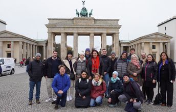 Eine Gruppe von Menschen vor dem Brandenburger Tor