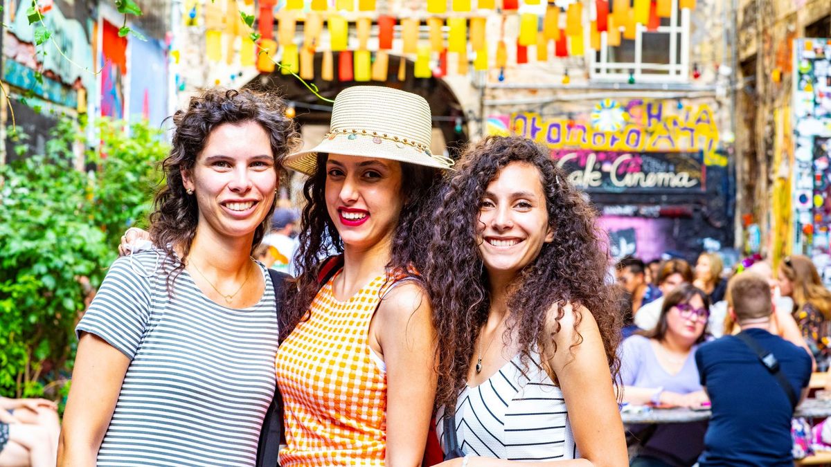 Drei junge Frau lächeln in die Kamer