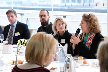 Christine Mähler, Leiterin von ConAct, sowie weitere Teilnehmer des Parlamentarischen Frühstücks