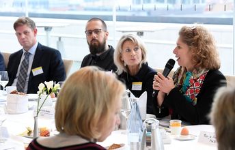 Christine Mähler, Leiterin von ConAct, sowie weitere Teilnehmer des Parlamentarischen Frühstücks