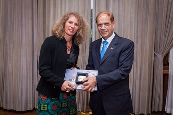 Christine Mähler empfängt die Medaille von Botschafter Yakov Hadas-Handelsman